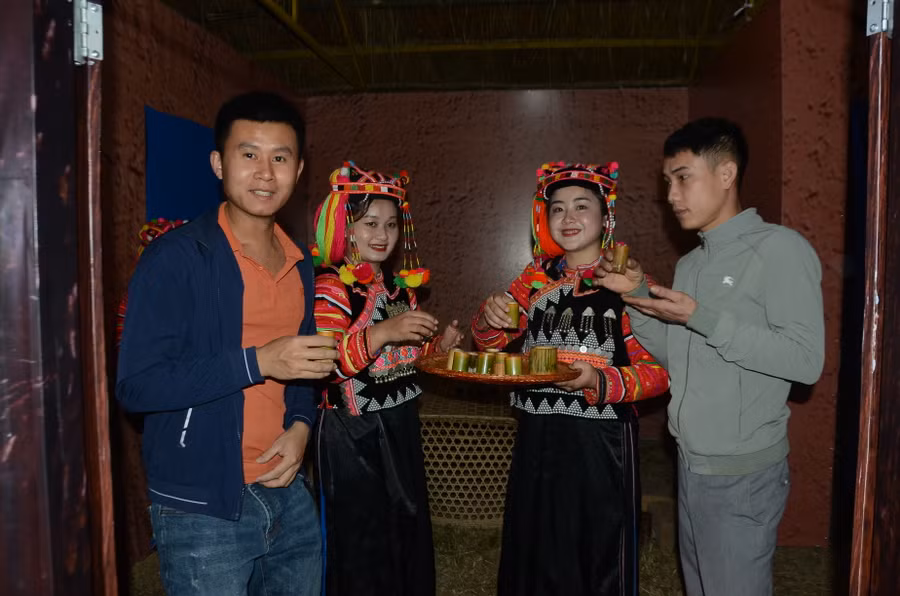 Du khách trải nghiệm không gian văn hóa dân tộc Hà Nhì.