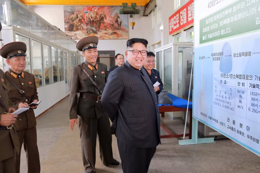 Ông Kim Jung un ra lệnh sản xuất thêm động cơ tên lửa