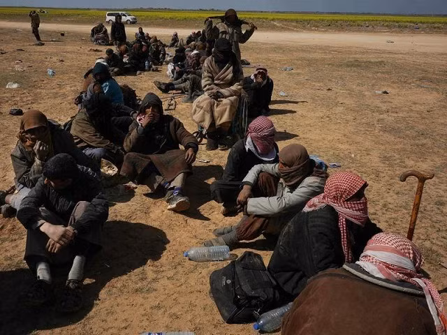 Những người đàn ông bị kiểm tra sau khi sơ tán khỏi căn cứ cuối cùng do IS kiểm soát ở quanh Baghouz