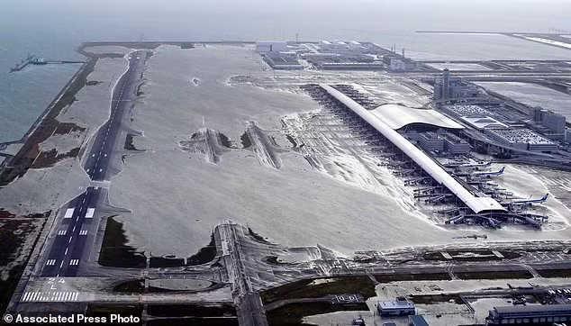 Toàn cảnh sân bay qốc tế Kansai khi bão Jebi tấn công Toàn cảnh sân bay qốc tế Kansai khi bão Jebi tấn công