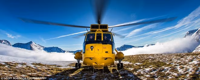 Trực thăng cứu hộ Sea King Mk3 trong một khóa huấn luyện bay trên cao nguyên Highlands, Scotland vào mùa đông. Khoảnh khắc khác lạ về lực lượng không quân Anh