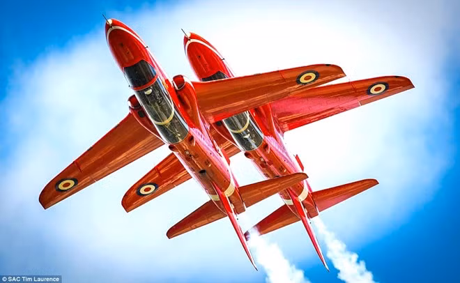 Phi đội lừng danh Red Arrows (Những mũi tên đỏ) đang trình diễn các màn nhào lộn trên không. Khoảnh khắc khác lạ về lực lượng không quân Anh