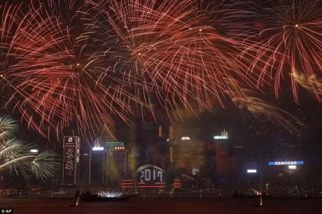 Toan canh the gioi don nam moi 2017 voi khong khi tuoi vui va phao hoa ruc ro - Anh 29