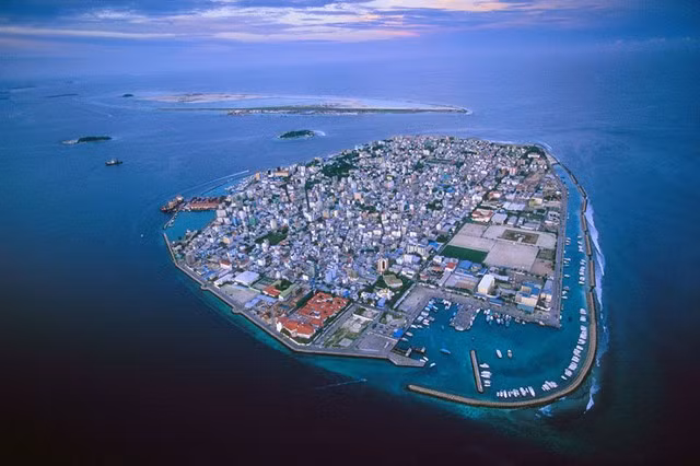 Quần đảo Maldives ngày càng ngập nước do biến đổi khí hậu và sự phát triển của cuộc sống con người. Các nhà khoa học cảnh báo quần đảo này sẽ bị chìm nghỉm trong 50 năm nữa.