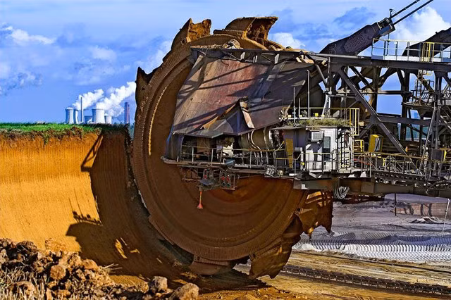 Máy xúc lớn nhất thế giới có tên Bagger 288 được sử dụng trong quá trình khai thác than tại mỏ than ở Tagebau Hambach (Đức).