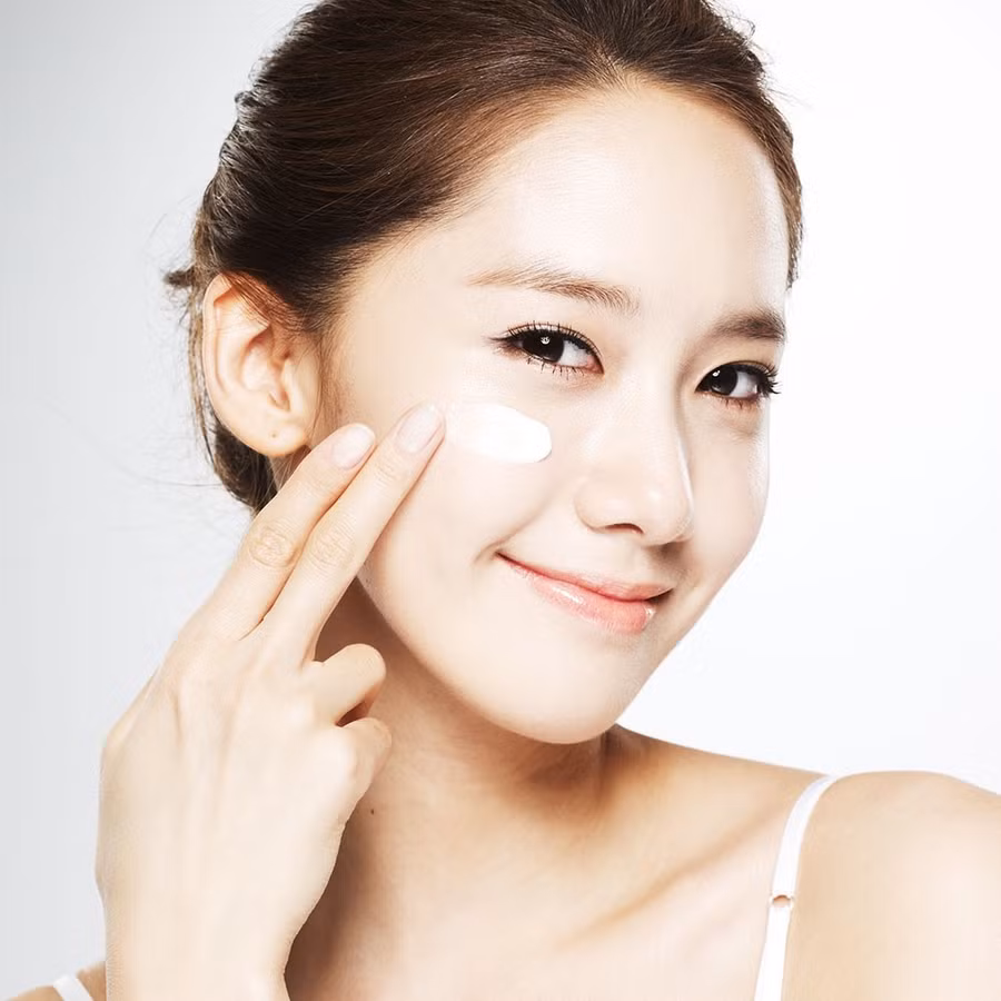 Kem dưỡng ẩm sẽ giúp tái tạo, tránh mất nước cho da. mỹ phẩm
