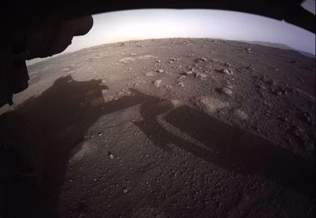 Hình ảnh màu có độ phân giải cao đầu tiên được tàu Perseverance của NASA gửi về Trái đất sau khi hạ cánh trên sao Hỏa. Đặc biệt, tàu thám hiểm nhằm khám phá sự sống trước đây trên sao Hỏa bằng cách tìm kiếm dấu vết của sự sống vi sinh vật cổ đại. Ảnh chụp ngày 18 tháng 2