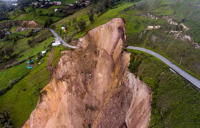 Một con đường bị phá hủy bởi trận lở đất ở Chunchi, tỉnh Chimborazo, Ecuador. Không có nạn nhân nào được báo cáo.
