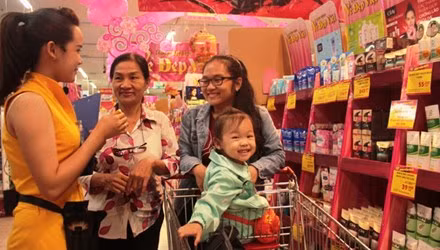 Trẻ dễ mắc bệnh khi được sử dụng mỹ phẩm từ quá sớm. Ảnh: U.P.