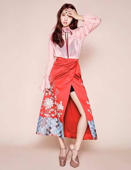 Thái độ làm việc chuyên nghiệp của kiều nữ xứ Hàn được ê-kíp Elle Hong Kong khen ngợi. “Cô ấy đến buổi chụp hình với sự nhiệt tình, và trong buổi phỏng vấn, Park Shin Hye khiến rào cản ngôn ngữ và văn hóa biến mất” – phía tạp chí nói. Thái độ làm việc chuyên nghiệp của kiều nữ xứ Hàn được ê-kíp Elle Hong Kong khen ngợi. “Cô ấy đến buổi chụp hình với sự nhiệt tình, và trong buổi phỏng vấn, Park Shin Hye khiến rào cản ngôn ngữ và văn hóa biến mất” – phía tạp chí nói.