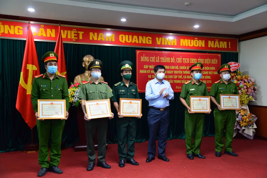 Ông Lê Thành Đô - Chủ tịch UBND tỉnh Điện Biên khen thưởng các lực lượng tham gia chuyên án.