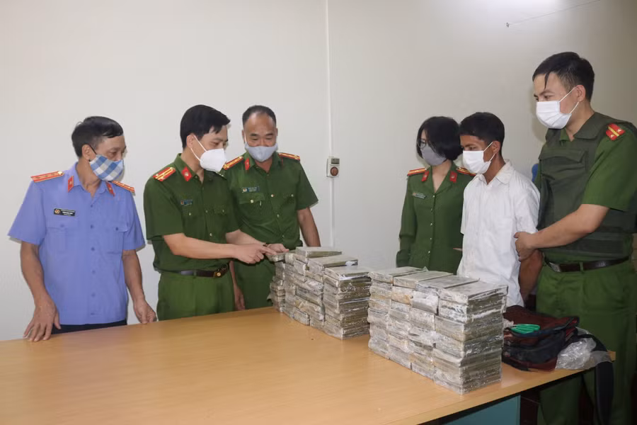 Thượng tá Nguyễn Ngọc Thắng, Phó Giám đốc Công an tỉnh Điện Biên kiểm tra tang vật vụ án. Ảnh: Công an Điện Biên