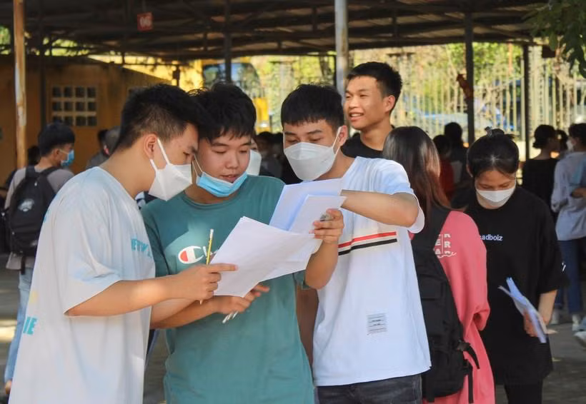Thí sinh tại điểm thi Trường THPT TP. Điện Biên Phủ trao đổi lại bài sau khi rời phòng thi môn Toán.