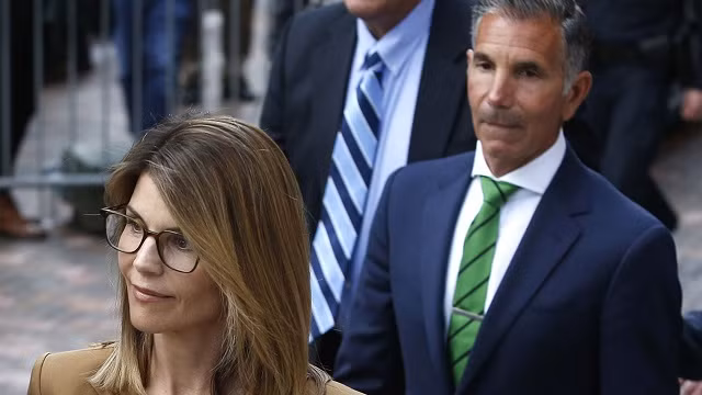 Diễn viên Lori Loughlin và chồng là nhà thiết kế thời trang Mossimo Giannulli đang lo lắng trước những cáo buộc mới trong bê bối chạy trường.