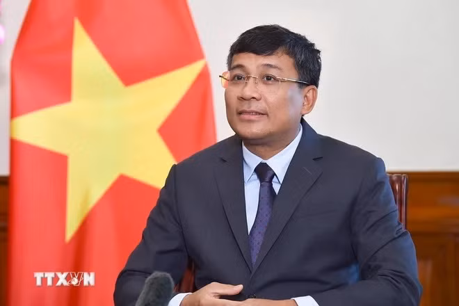 Thứ trưởng Thường trực Bộ Ngoại giao Nguyễn Minh Vũ trả lời phỏng vấn trước chuyến thăm chính thức Hàn Quốc của Thủ tướng Chính phủ Phạm Minh Chính. (Ảnh: TTXVN phát)