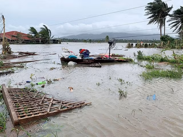 Hiện trường ngổn ngang sau khi siêu bão Moleva quét qua Philippines ảnh 2