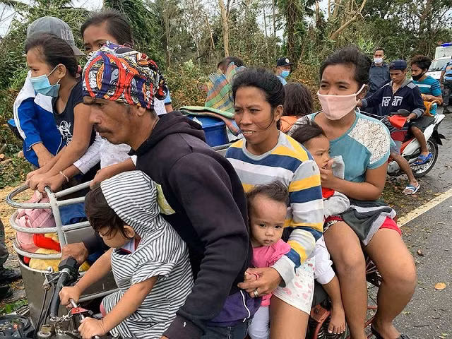 Hiện trường ngổn ngang sau khi siêu bão Moleva quét qua Philippines ảnh 1