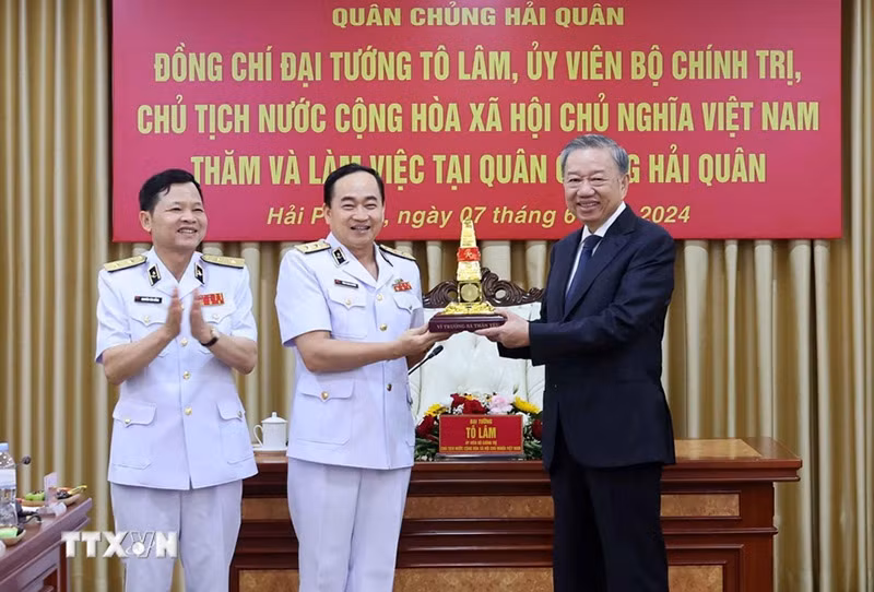 Lãnh đạo Bộ Tư lệnh Quân chủng Hải quân tặng Chủ tịch nước Tô Lâm biểu tượng cột mốc chủ quyền quần đảo Trường Sa. (Ảnh: Nhan Sáng/TTXVN)