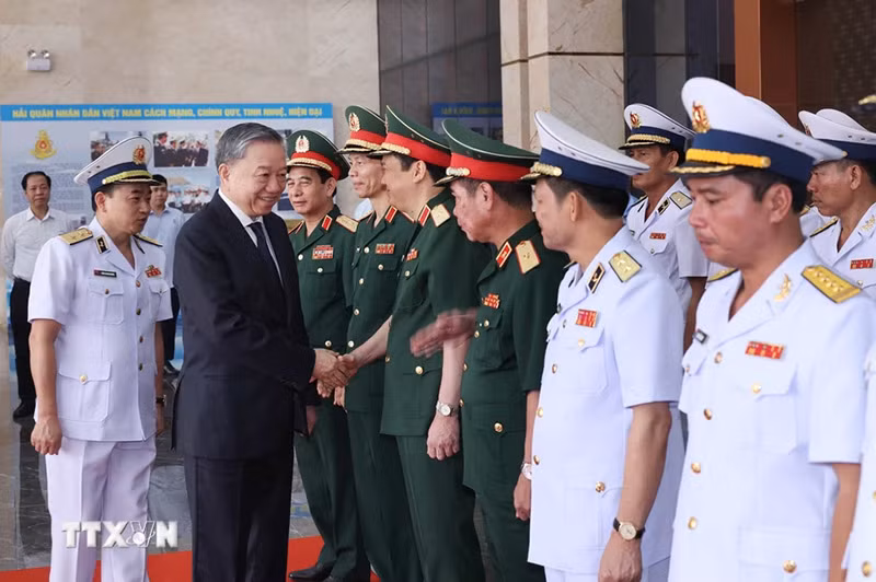 Chủ tịch nước Tô Lâm với lãnh đạo Bộ Quốc phòng. (Ảnh: Nhan Sáng/TTXVN)