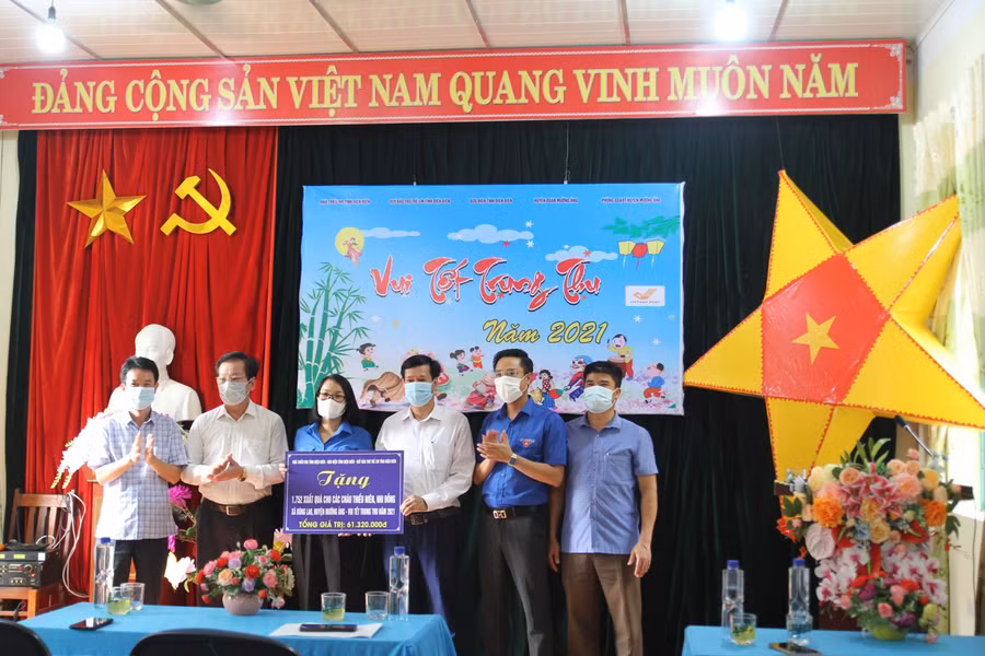 Đại diện Nhà thiếu nhi, Quỹ Bảo trợ trẻ em và Bưu điện tỉnh Điện Biên trao quà trung thu cho hiệu trưởng 3 trường tại xã Búng Lao.