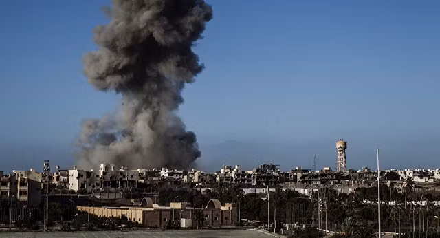 Khói bốc lên trong một cuộc không kích ở Syria.