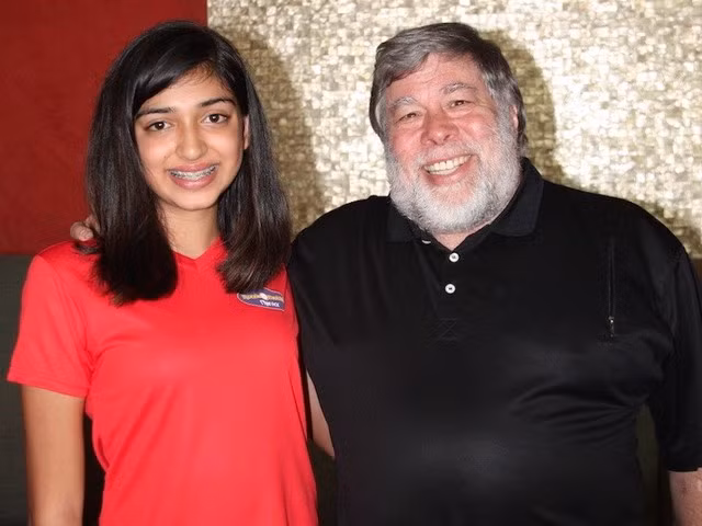 Cô bé Sarina bên cạnh "thần tượng" của mình - Steve Wozniak.
