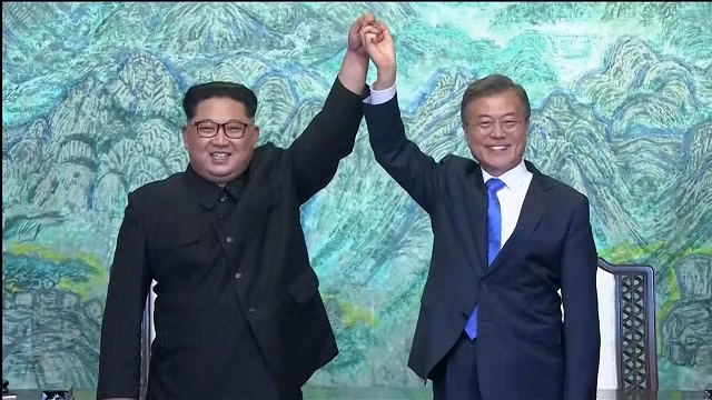 Ông Kim Jong-un và ông Moon Jae-in tại cuộc họp thượng đỉnh