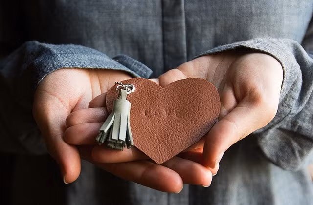 Móc khóa handmade làm bằng da.