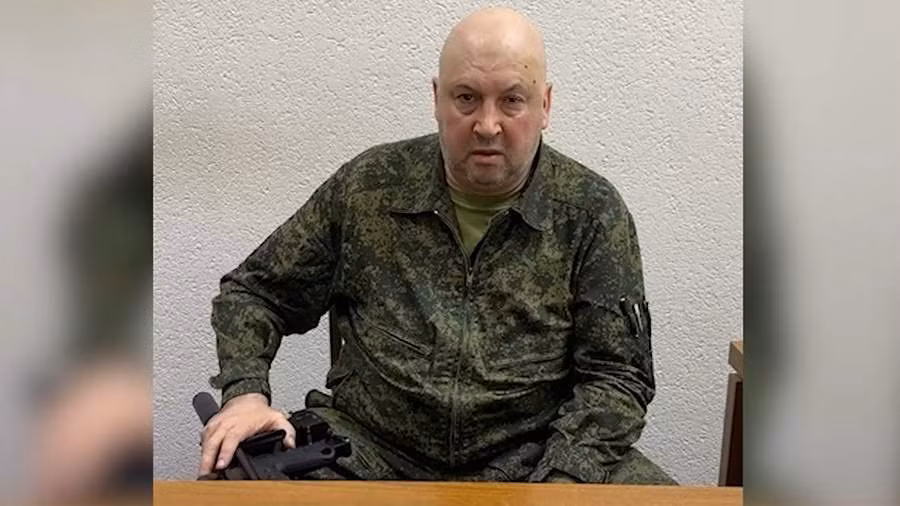 Tướng Sergey Surovikin kêu gọi Wagner "dừng lại".