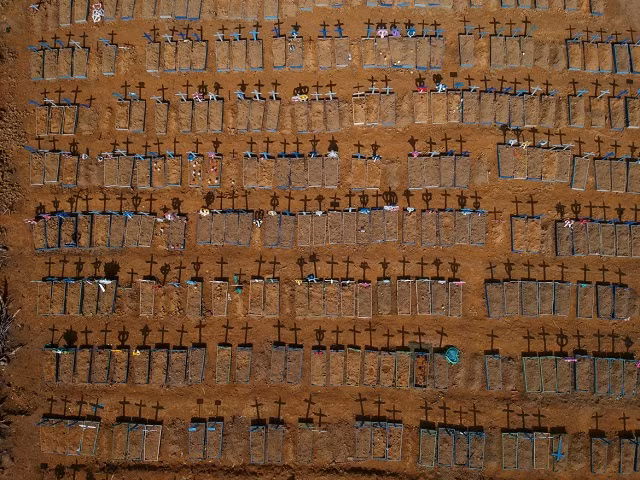 Ảnh chụp từ trên không của nghĩa trang Parque Taruma trong đợt bùng phát dịch Covid-19 ở Manaus, Brazil. [Bruno Kelly / Reuters]