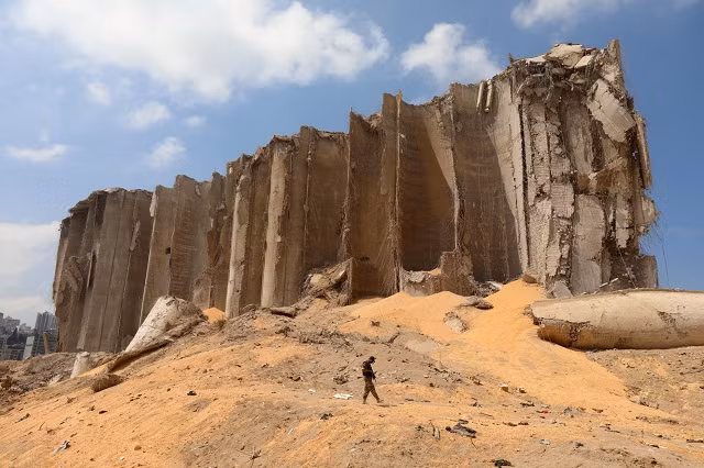 Một thành viên của quân đội Lebanon đi qua đống đổ nát tại địa điểm xảy ra vụ nổ ở khu vực cảng của thủ đô Beirut khiến khoảng 200 người thiệt mạng và hàng nghìn người mất nhà cửa. [Mohamed Azakir / Reuters]