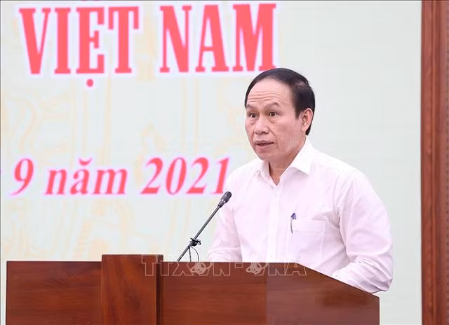 Phó Chủ tịch, Tổng Thư ký Ủy ban Trung ương MTTQ Việt Nam Lê Tiến Châu báo cáo công tác phối hợp giữa hai đơn vị. Ảnh: Dương Giang/TTXVN