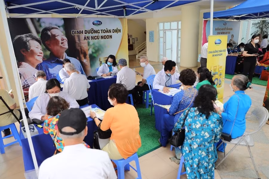 Đội ngũ y bác sĩ, tư vấn viên của Vinamilk đã tiến hành thăm khám tổng quát sức khỏe của người cao tuổi.