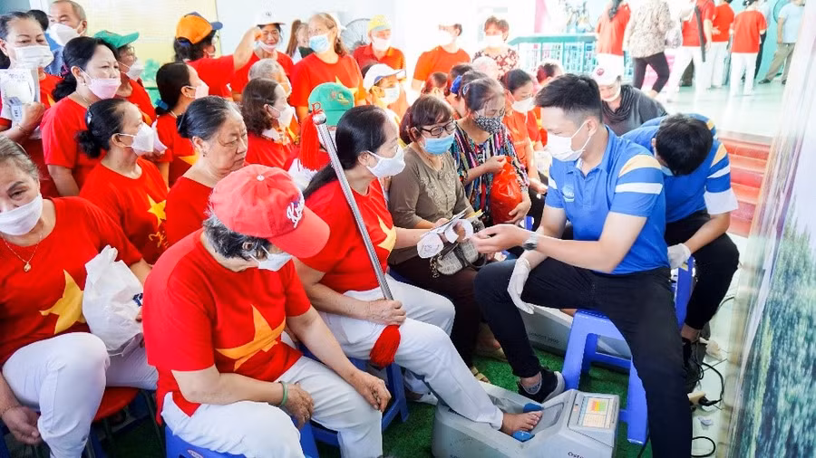 Hoạt động đo loãng xương và tư vấn sức khỏe lão khoa luôn được người cao tuổi chú trọng và có nhu cầu thăm khám nhiều nhất