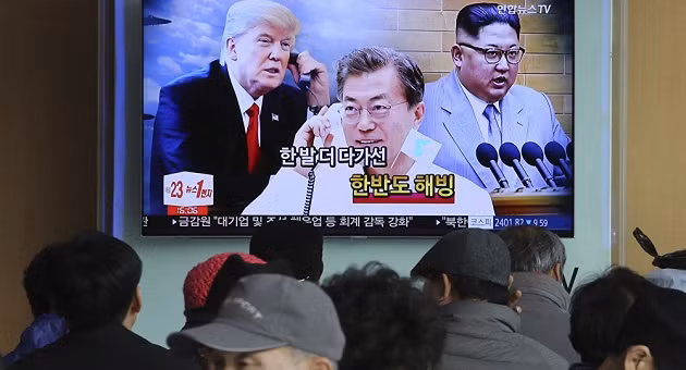 Lần lượt từ trái qua phải: Tổng thống Mỹ Donald Trump, Tổng thống Hàn Quốc Moon Jae in và Nhà lãnh đạo Triều Tiên Kim Jong un