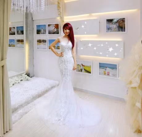 Khởi My được khen hết lời khi diện bộ váy cưới đính 8.000 viên pha lê - Ảnh 1 Khoi My duoc khen het loi khi dien bo vay cuoi dinh 8.000 vien pha le - Anh 1