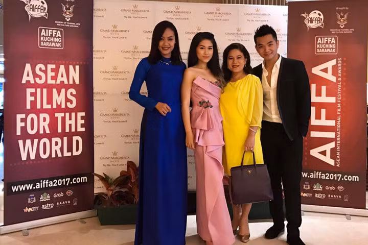Phạm Hồng Phước không cầm được nước mắt khi nhận giải "Best Actor" tại LHP châu Á