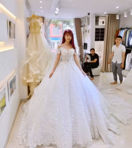 Khởi My được khen hết lời khi diện bộ váy cưới đính 8.000 viên pha lê - Ảnh 4 Khoi My duoc khen het loi khi dien bo vay cuoi dinh 8.000 vien pha le - Anh 4