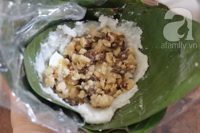 Lá chuối rửa sạch, trụng qua nước sôi lau khô. Bạn cắt lá chuối hình vuông hay hình chữ nhật đều được. Đặt miếng màng bọc thực phẩm sau đó đến lá chuối, gấp hình tam giác tiếp đến gấp 2 mép lá lại và cho bột vào giữa dùng muỗng dàn miếng bột để cho nhân và trứng vào. Gói lại.