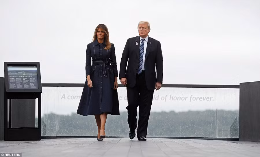 Vợ chồng Tổng thống Trump trên đài tưởng niệm