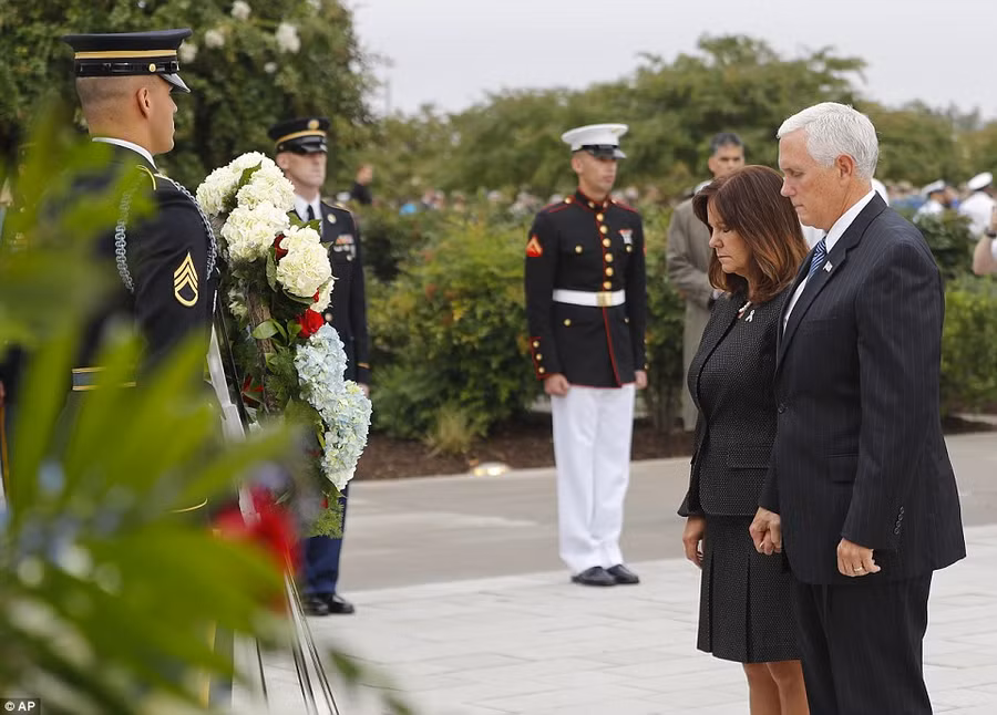 Phó tổng thống Mỹ Mike Pence và phu nhân đặt vòng hoa tưởng niệm các nạn nhân của vụ 11/9