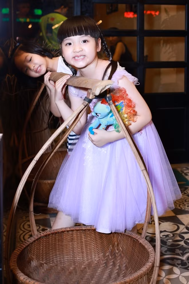 Trang Nhung cho biết thêm, cô đang biên tập và chuẩn bị chờ dịp nghỉ hè để Bích Ngọc thu âm và quay hình 1 album nhạc thiếu nhi. s