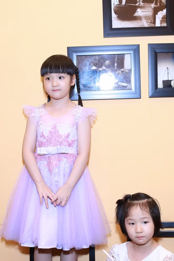 Gần 1 tuần sau đêm chung kết Vietnam"s Got Talent mùa thứ 3, tối 10/4, gia đình ca sĩ Trang Nhung và doanh nhân Ngô Nhật Phương tổ chức buổi tiệc để chúc mừng con gái Bích Ngọc đã giành ngôi á quân tại cuộc thi. s