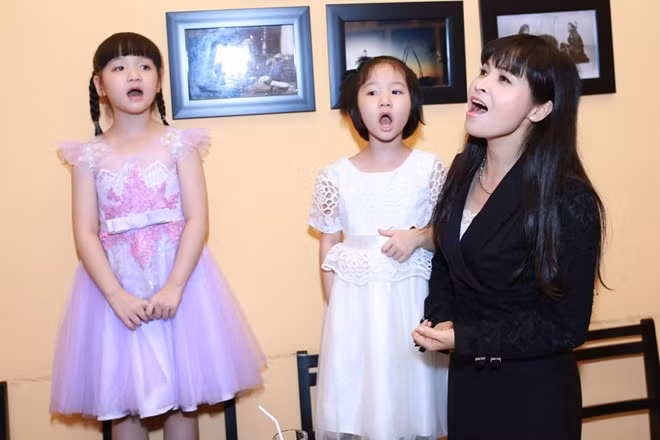Khác với vẻ rụt rè, ít nói khi đứng trên sân khấu lớn, có bố mẹ và các anh em bên cạnh, Bích Ngọc trở nên dạn dĩ, lanh lợi, hoạt bát hơn hẳn. Khi được đề nghị trình diễn một ca khúc, cô bé lập tức gật đầu đồng ý. Cùng sự hỗ trợ của mẹ và em gái, ba mẹ con cùng nhau hòa giọng trong ca khúc Mẹ yêu con. s