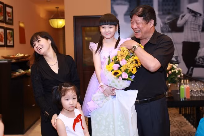 Dù vậy, Trang Nhung và ông xã vẫn xem việc học văn hóa của con là quan trọng nhất. Trước đam mê của Bích Ngọc, nữ ca sĩ cho biết phải đưa ra "tối hậu thư", con gái học giỏi thì mới được lên sân khấu. s