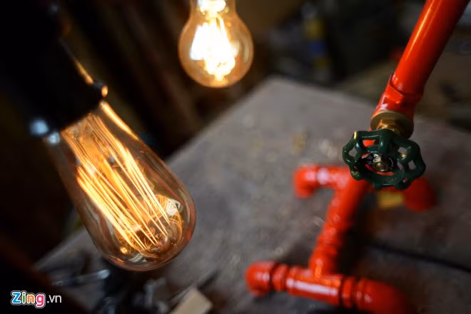 Loại bóng sợi đốt cổ điển có đui đồng nguyên chất này cũng khá khó mua trên thị trường. Khách có thể lựa chọn hình dáng như bóng quả lê, quả nhót, ống sáo... Chàng trai biến đồ gỗ thừa, ống nước thành bóng đèn độc đáo