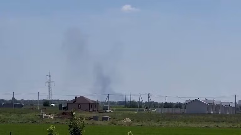 Khói bốc lên giữa một vụ pháo kích của Ukraine vào Vùng Belgorod của Nga. (Ảnh: RT)