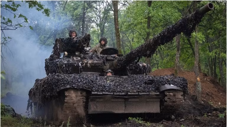 Binh sĩ Ukraine trên xe tăng dọc đường tới vị trí của họ ở Donbass, ngày 23/5/2023. (Ảnh: AP)