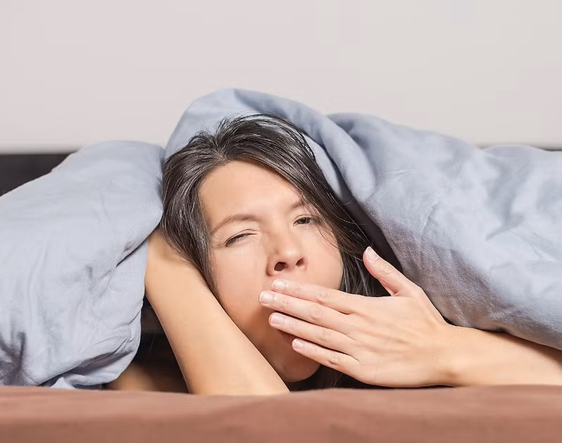 Ngủ ít là thói quen không tốt cho sức khỏe và khiến bạn lão hóa nhanh hơn. Ảnh: Shape.