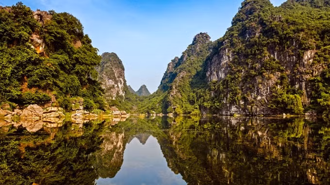 Là một phần của Khu phức hợp danh lam thắng cảnh UNESCO Tràng An, sông Ngô Đồng ở phía nam Hà Nội, là một trong những thắng cảnh thanh bình nhất ở Việt Nam. Du khách có thể chèo thuyền ngắm hang động Tam Cốc, khung cảnh tuyệt vời xung quanh.